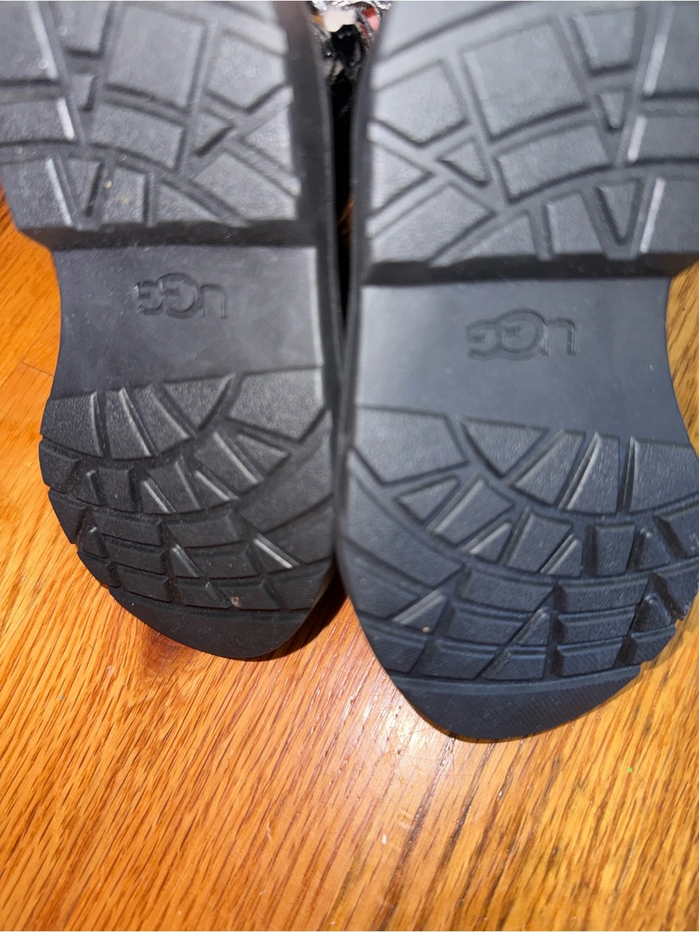 Ugg Black Patent Faux Fur Lined Kids Boots - Picture 4 of 4